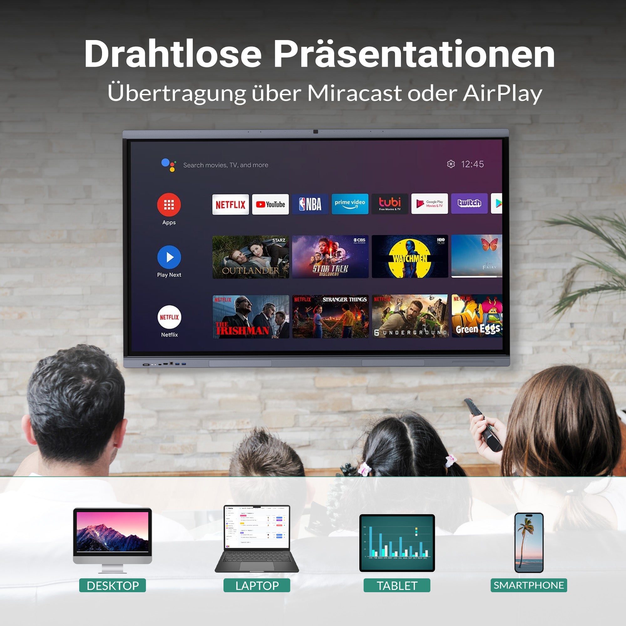 Personen sehen sich Inhalte auf einem großen interaktiven Display an, das kabellose Präsentationen über Miracast oder AirPlay zeigt. Auf dem Bildschirm sind Streaming-Apps wie Netflix, YouTube und Prime Video zu sehen. Unten werden Geräte wie Desktop, Laptop, Tablet und Smartphone als kompatible Quellen dargestellt.