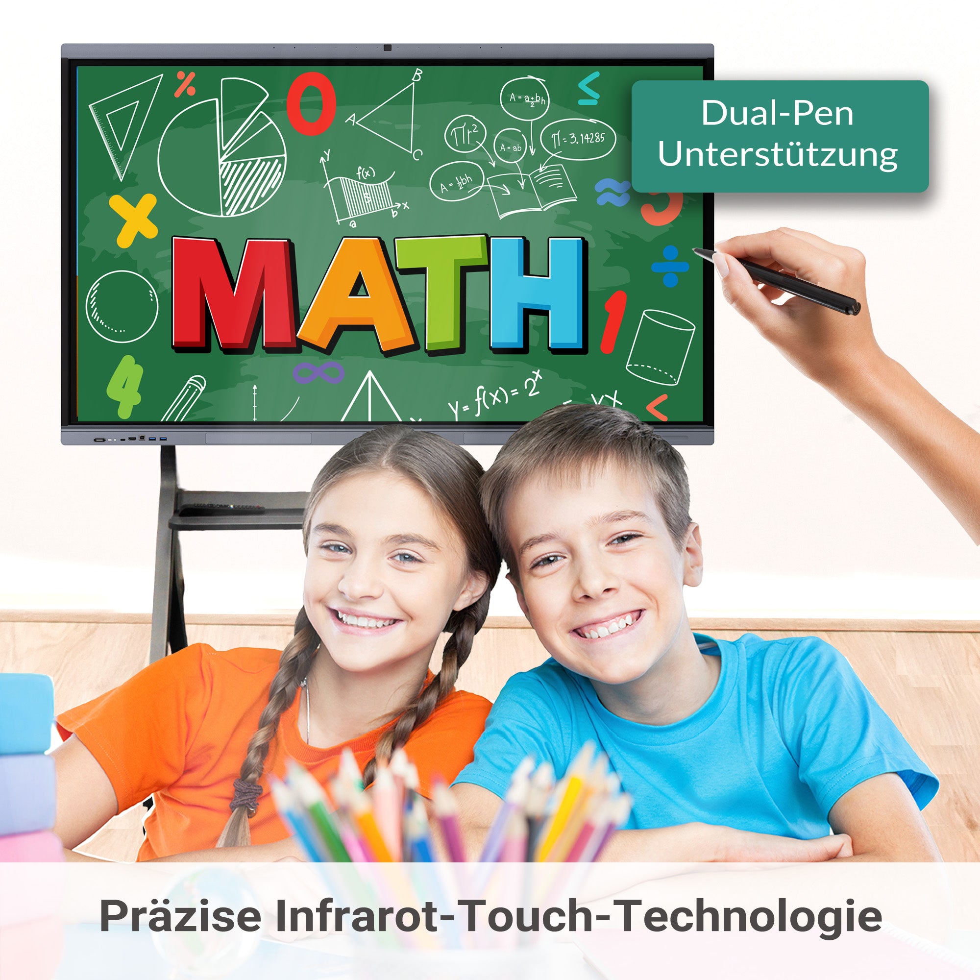 Zwei Kinder sitzen lächelnd vor einem interaktiven Display, auf dem das Wort „MATH“ mit bunten Buchstaben und mathematischen Symbolen angezeigt wird. Eine Hand schreibt mit einem Stift auf den Bildschirm, der Dual-Pen-Unterstützung und präzise Infrarot-Touch-Technologie demonstriert.